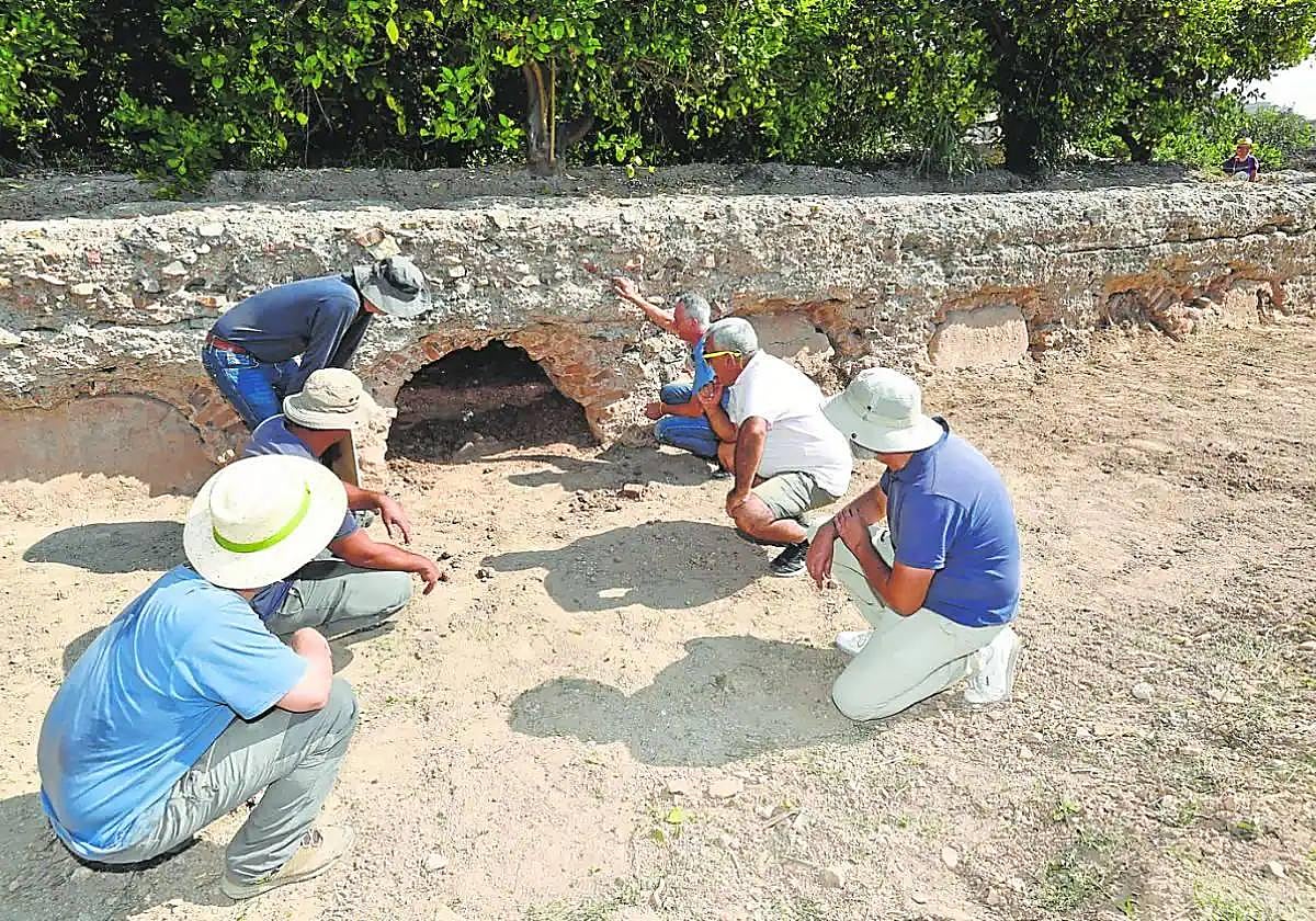 Investigadores del CSIC y del Instituto Arqueológico Alemán inspeccionan la arquería excavada en el llano de Monteagudo.