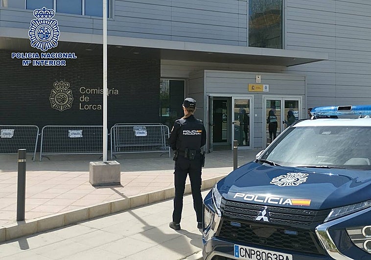 Un agente de la Policía Local en la comisaría de Lorca, en una imagen de archivo.