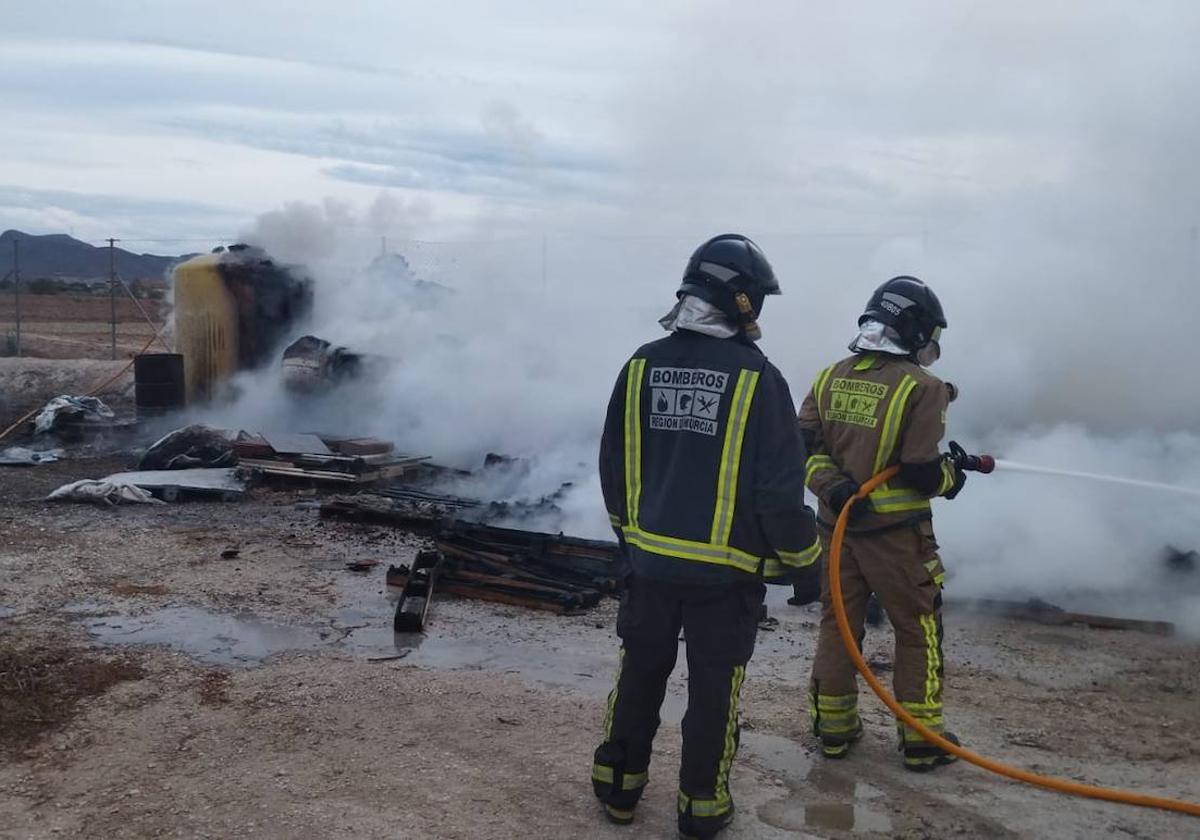 Efectivos de bomberos sofocan las llamas.