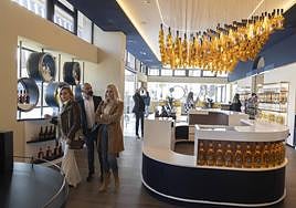 Algunos de los visitantes a la preapertura del complejo hostelero.