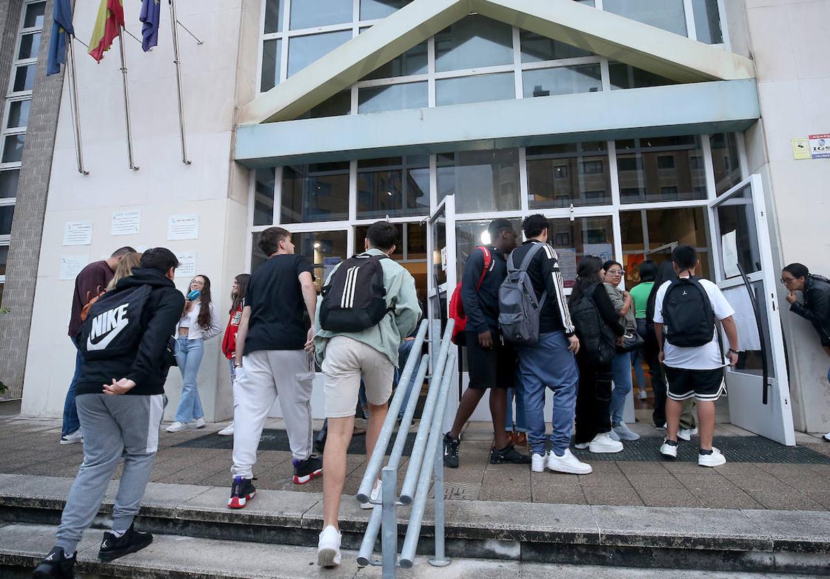 Alumnos de Secundaria entrando a clase, en una imagen de archivo.