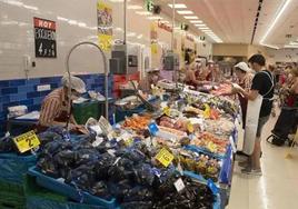 Varios dependientes de un supermercado, en una imagen de archivo.