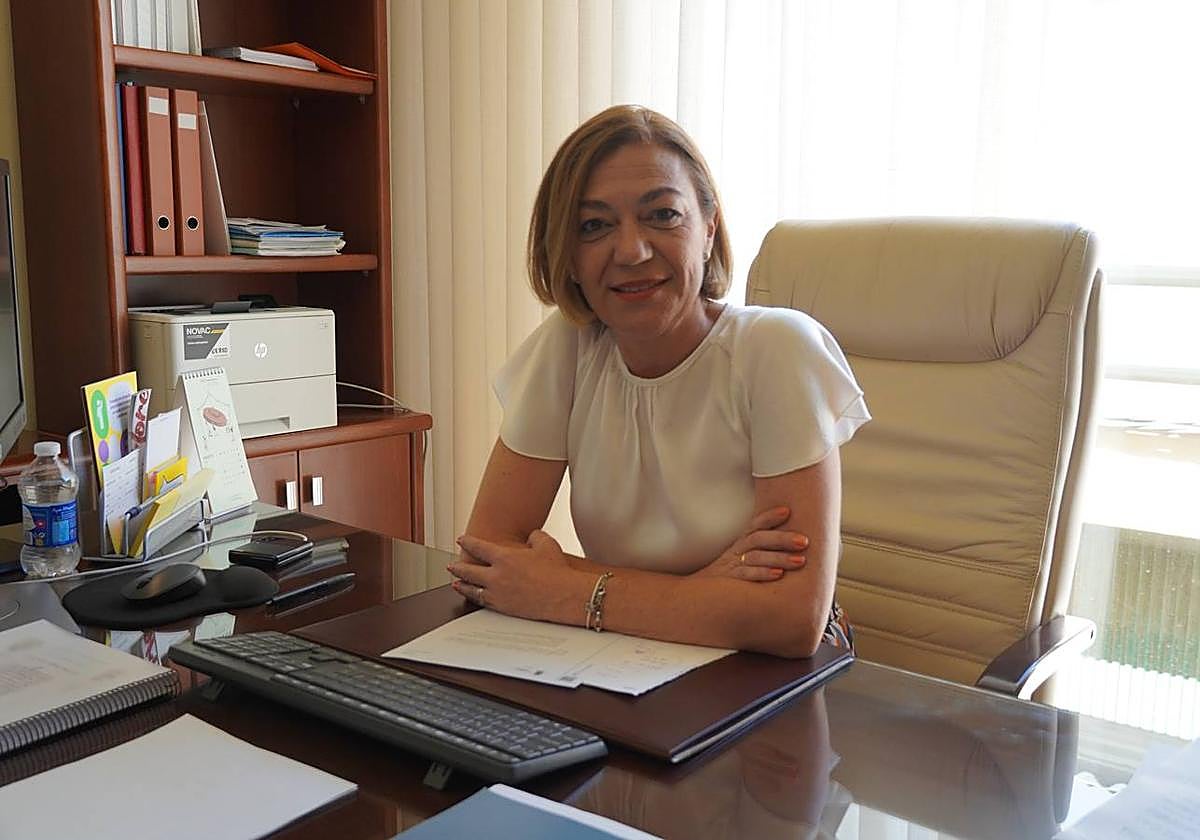 En primer plano. Seve González, alcaldesa de Jumilla, en su despacho.