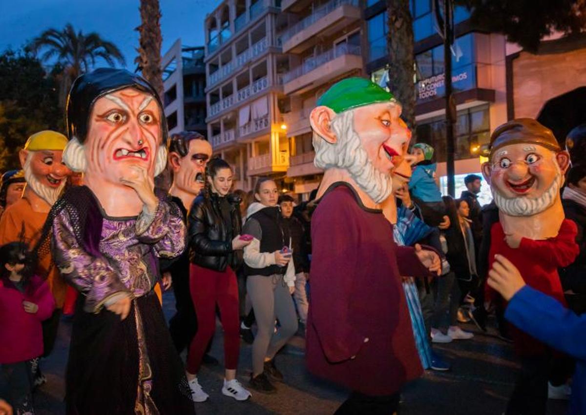 Imagen secundaria 1 - La tradición de origen murciano que es un icono de las fiestas de Torrevieja