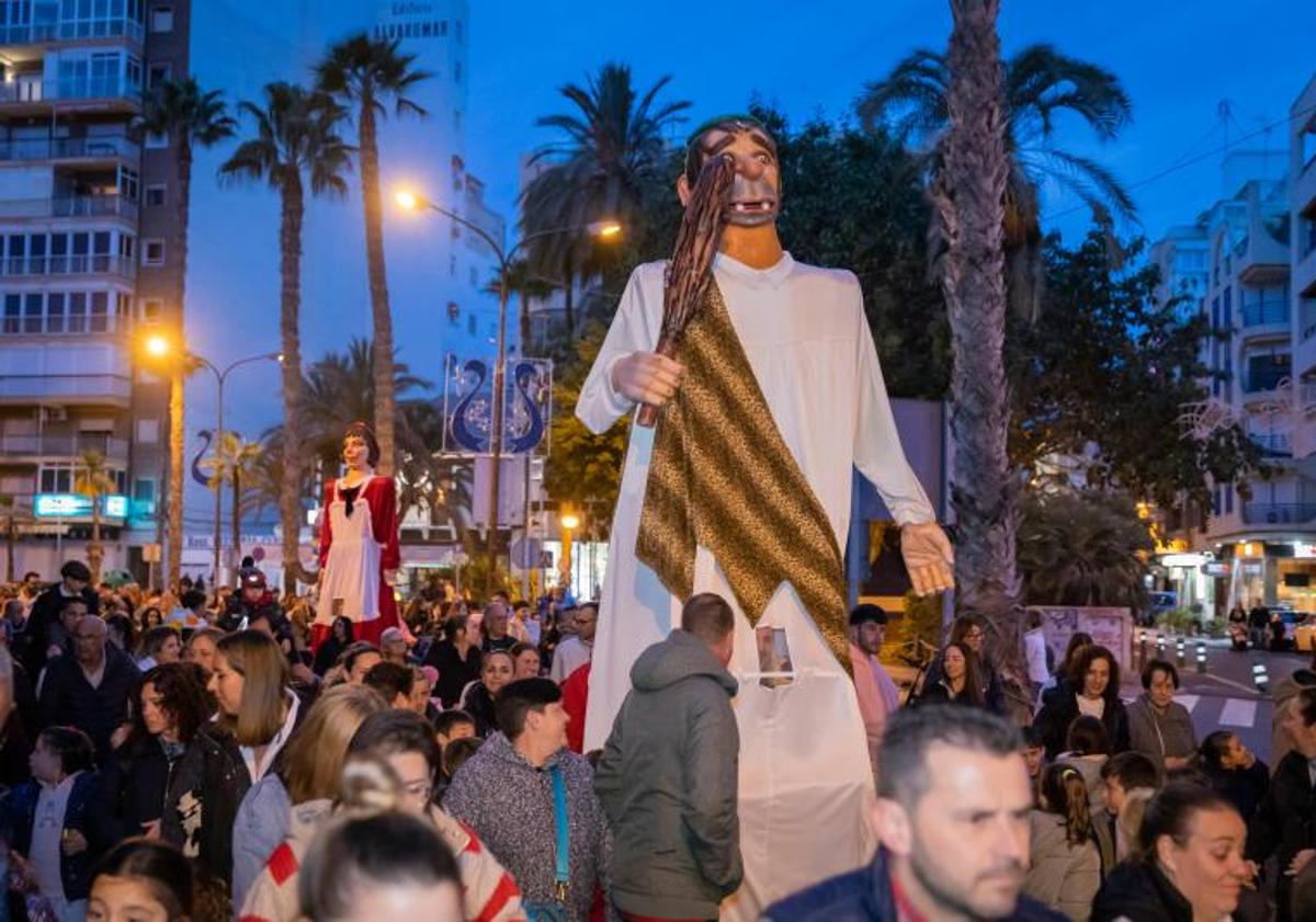 Imagen principal - La tradición de origen murciano que es un icono de las fiestas de Torrevieja