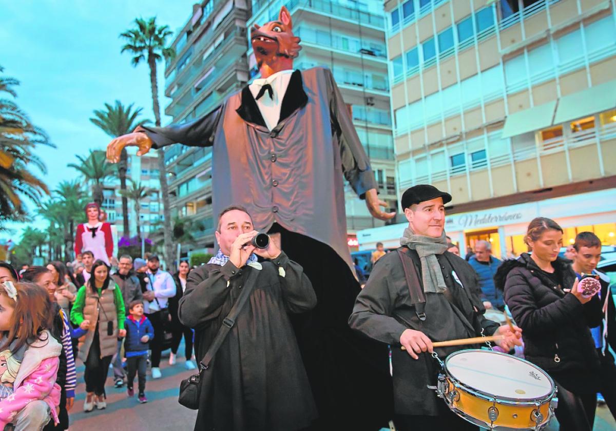 La charamita, ayer, en su salida por la calles del centro de Torrevieja.