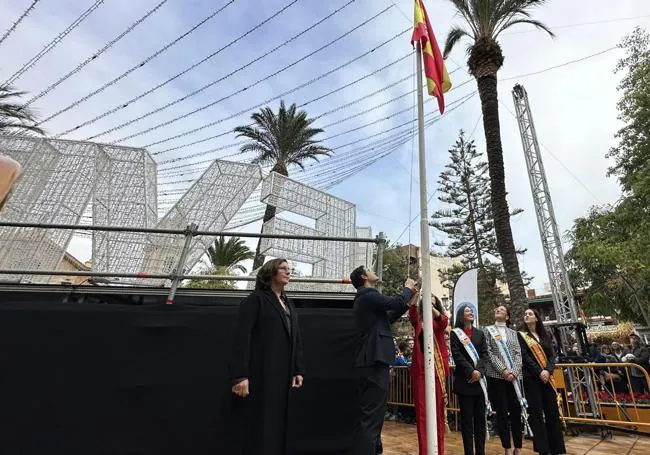 The mayor, Eduardo Dolón, raises the flag of Spain in the Plaza de la Constitución, this Wednesday.