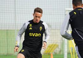 Pablo Larrea, en un entrenamiento reciente del Real Murcia en Pinatar Arena.