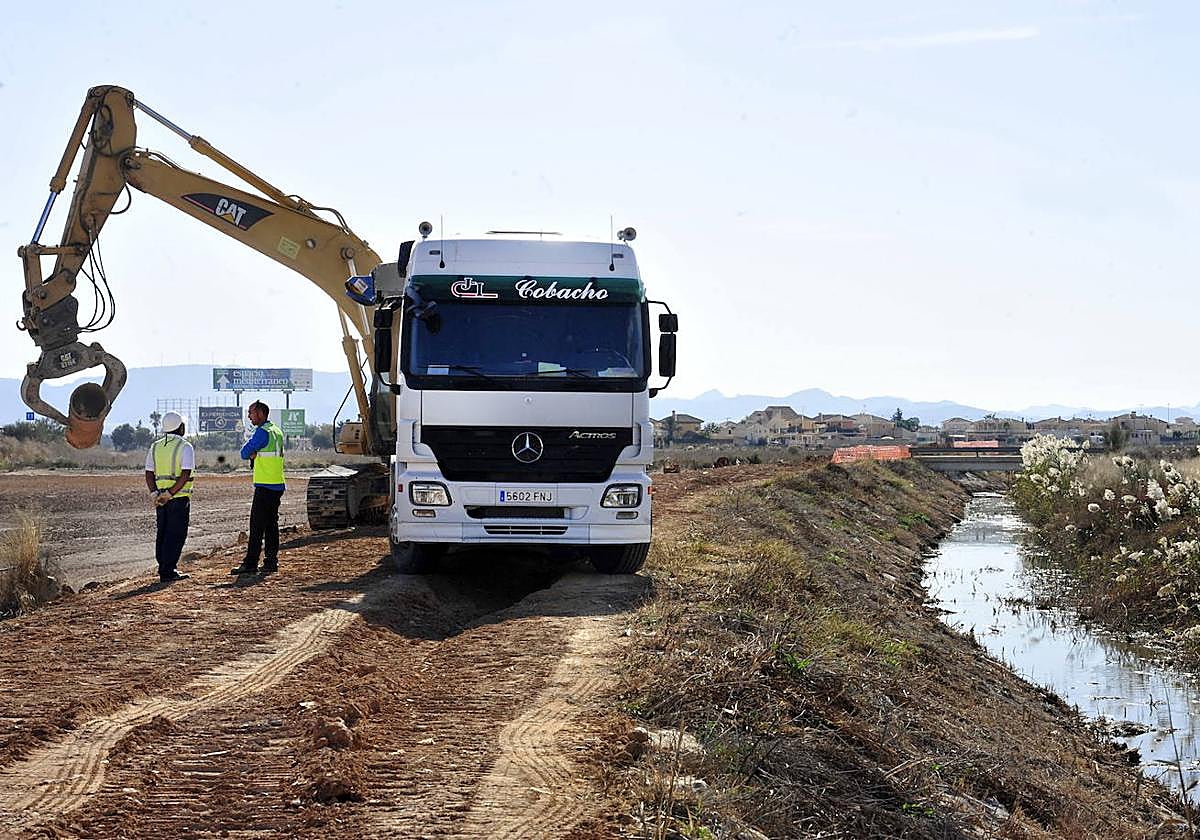 Personal de la CHS y de Tragsa, durante el desmantelamiento del salmueroducto del Campo de Cartagena, en 2017.