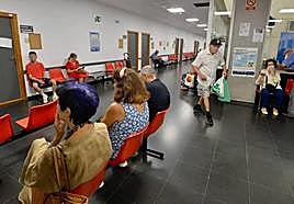 Pacientes esperan su turno en un centro de salud de Murcia, en una imagen de archivo.