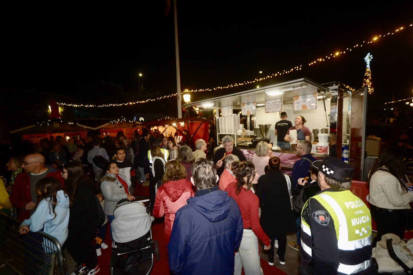 La inauguración del mercadillo de Navidad de Murcia, en imágenes