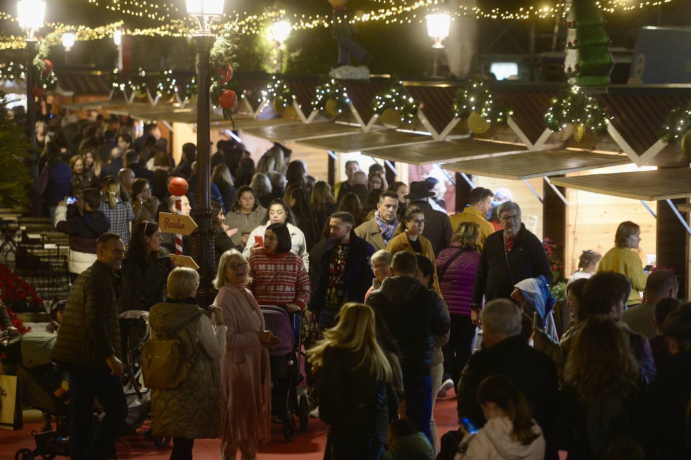 La inauguración del mercadillo de Navidad de Murcia, en imágenes