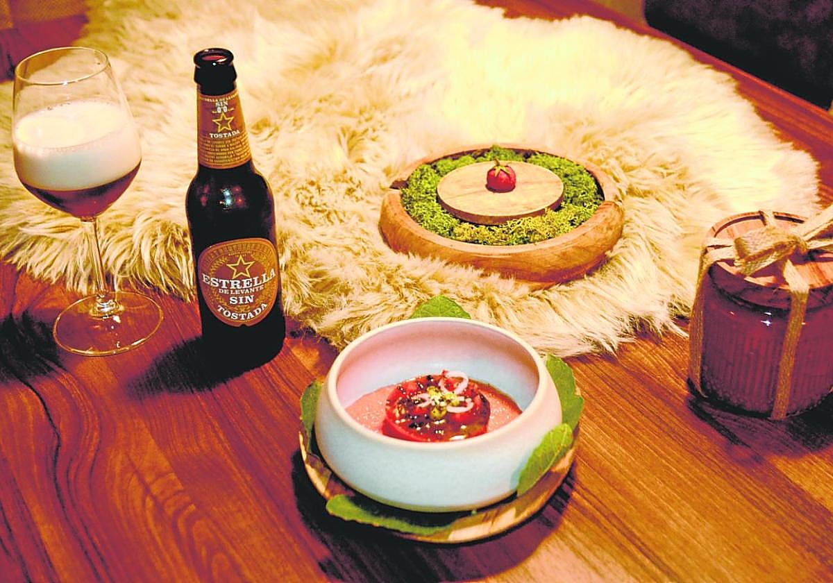 Dos de los tres bocados que componen el pase 'Mojete de tomate de nuestra conserva', maridados por una cerveza de Estrella de Levante tostada 'sin'.