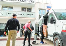 Mudanza de la asesoría García Clemente por las obras de soterramiento del ferrocarril, ayer.
