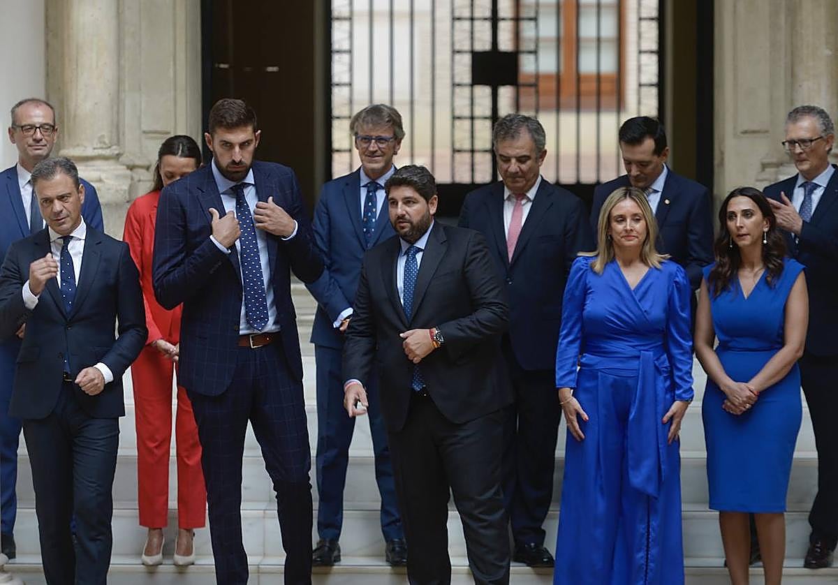 El presidente del Gobierno regional, Fernando López Miras, y los consejeros durante la toma de posesión de estos.