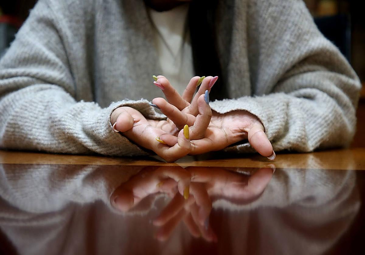 Detalle de las manos de la víctima de la agresión sexual del barrio del Carmen, en Murcia.