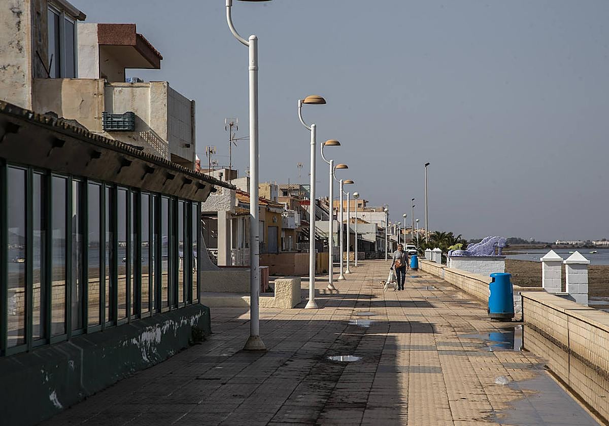 Una mujer camina por el paseo marítimo de Los Nietos, en una imagen de archivo.