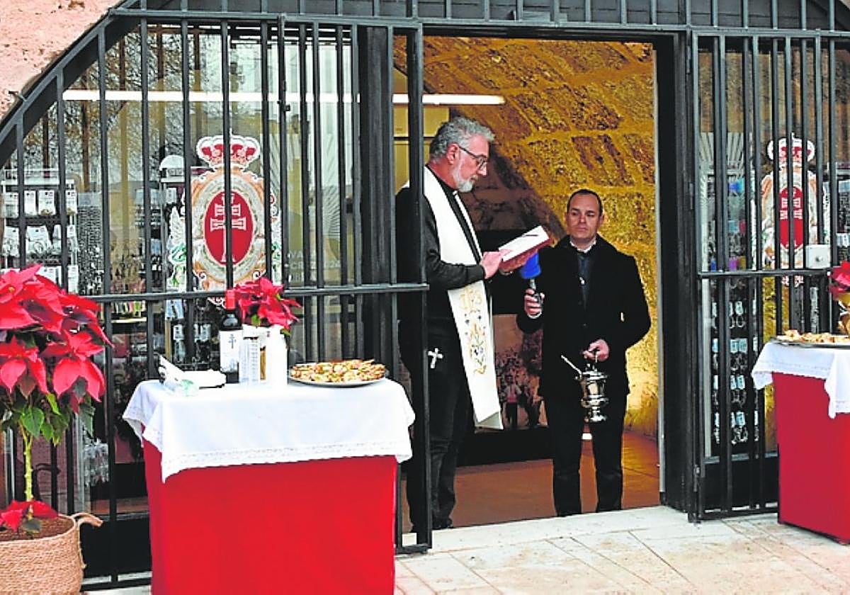 Bendición del espacio por parte del rector de la Basílica, ayer.