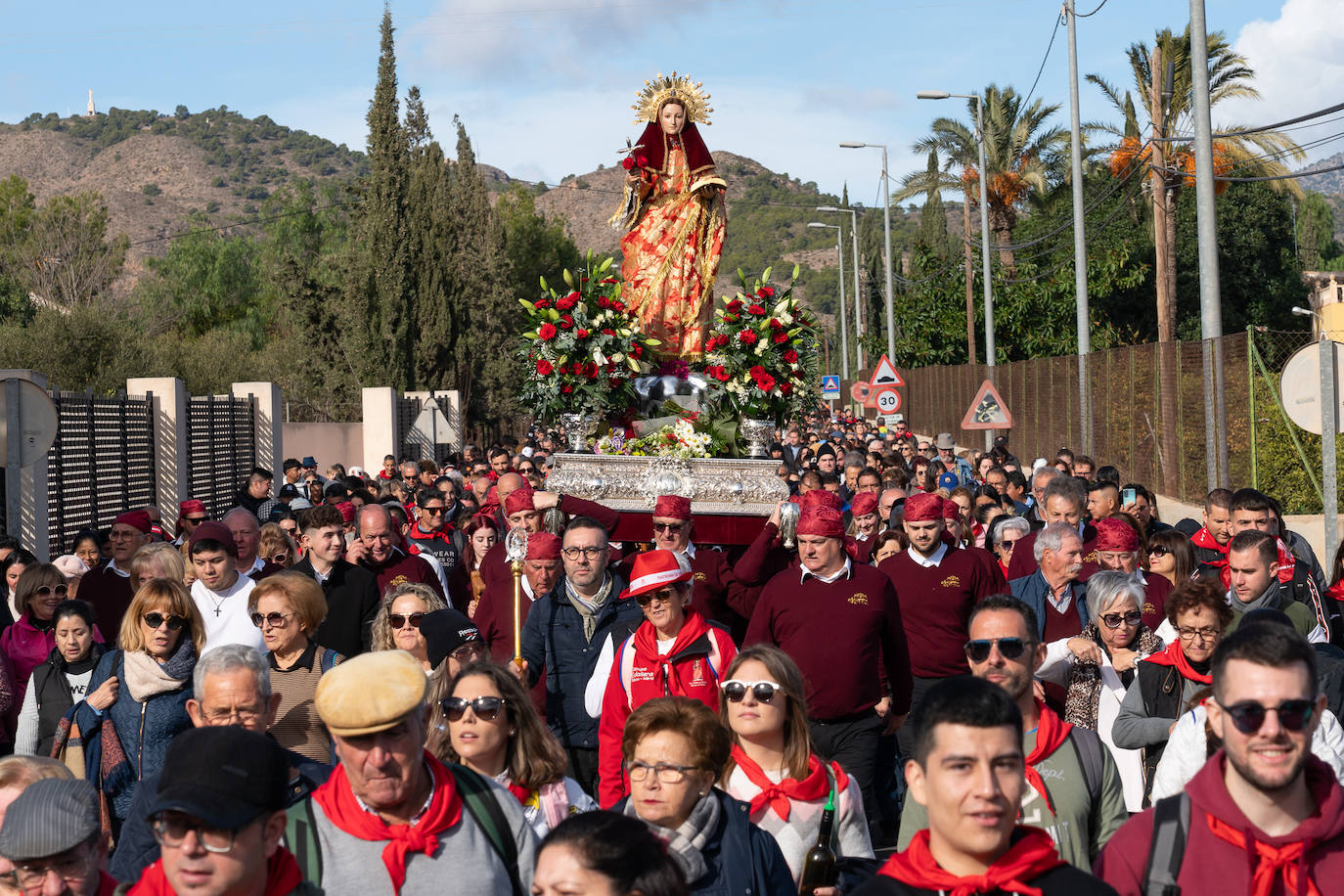 La romería de bajada de La Santa de Totana, en imágenes