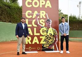 El presidente regional, Fernando López Miras, y el tenista Carlos Alcaraz posan junto al cartel del evento.