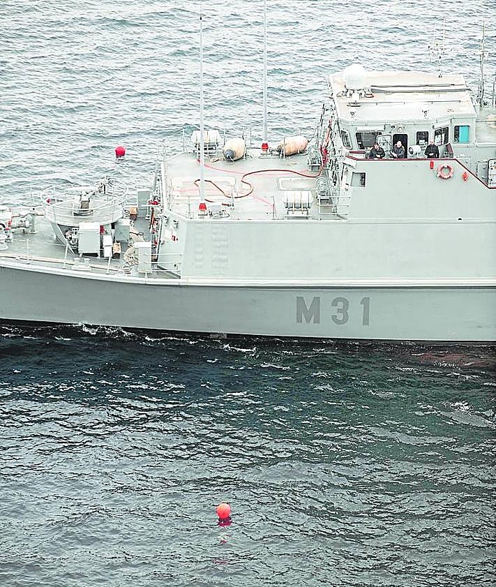 Imagen secundaria 2 - I: Los ingenieros Alexander Sánchez y Francisco García en pleno proceso. D: El 'Segura' pasa por una de las zonas de medición de magnetismo.