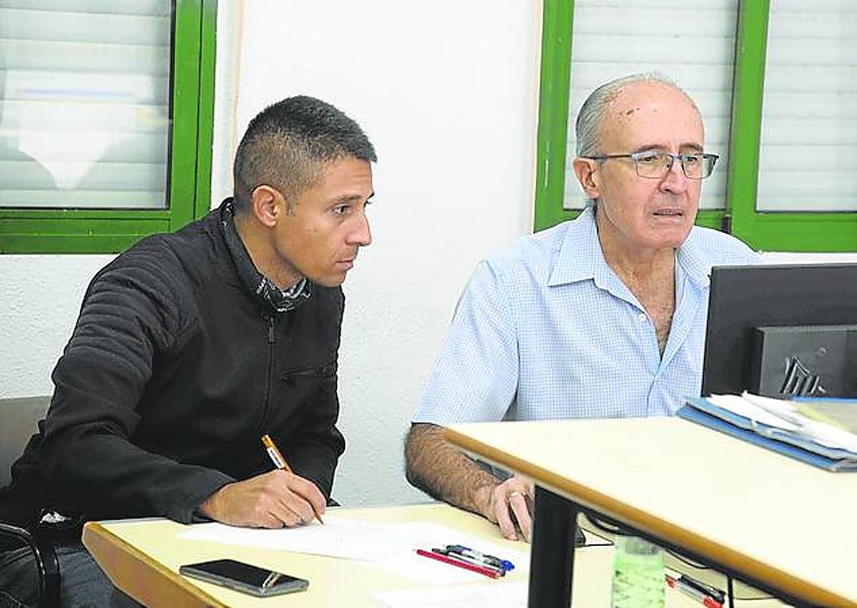 Imagen secundaria 1 - I: Los ingenieros Alexander Sánchez y Francisco García en pleno proceso. D: El 'Segura' pasa por una de las zonas de medición de magnetismo.
