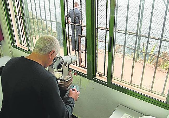 Asensio Collado acciona los equipos de medición al paso del cazaminas.