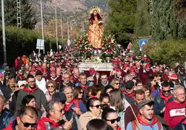 Miles de romeros acompañan a la Patrona de Totana, este viernes.