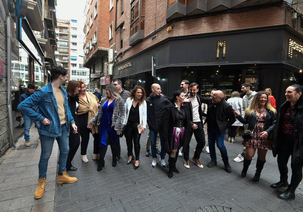 Un grupo de amigos se reúne para celebrar la comida de Navidad, el pasado miércoles en el centro de Murcia.