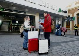 Llegada de viajeros a la estación de Murcia a bordo de un AVE procedente de Madrid.