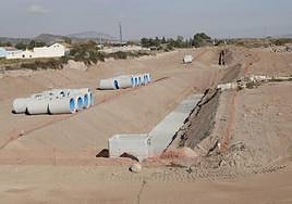 Aspecto de las obras de construcción de la línea de alta velocidad entre Murcia y Almería, a la altura de Totana, el jueves.