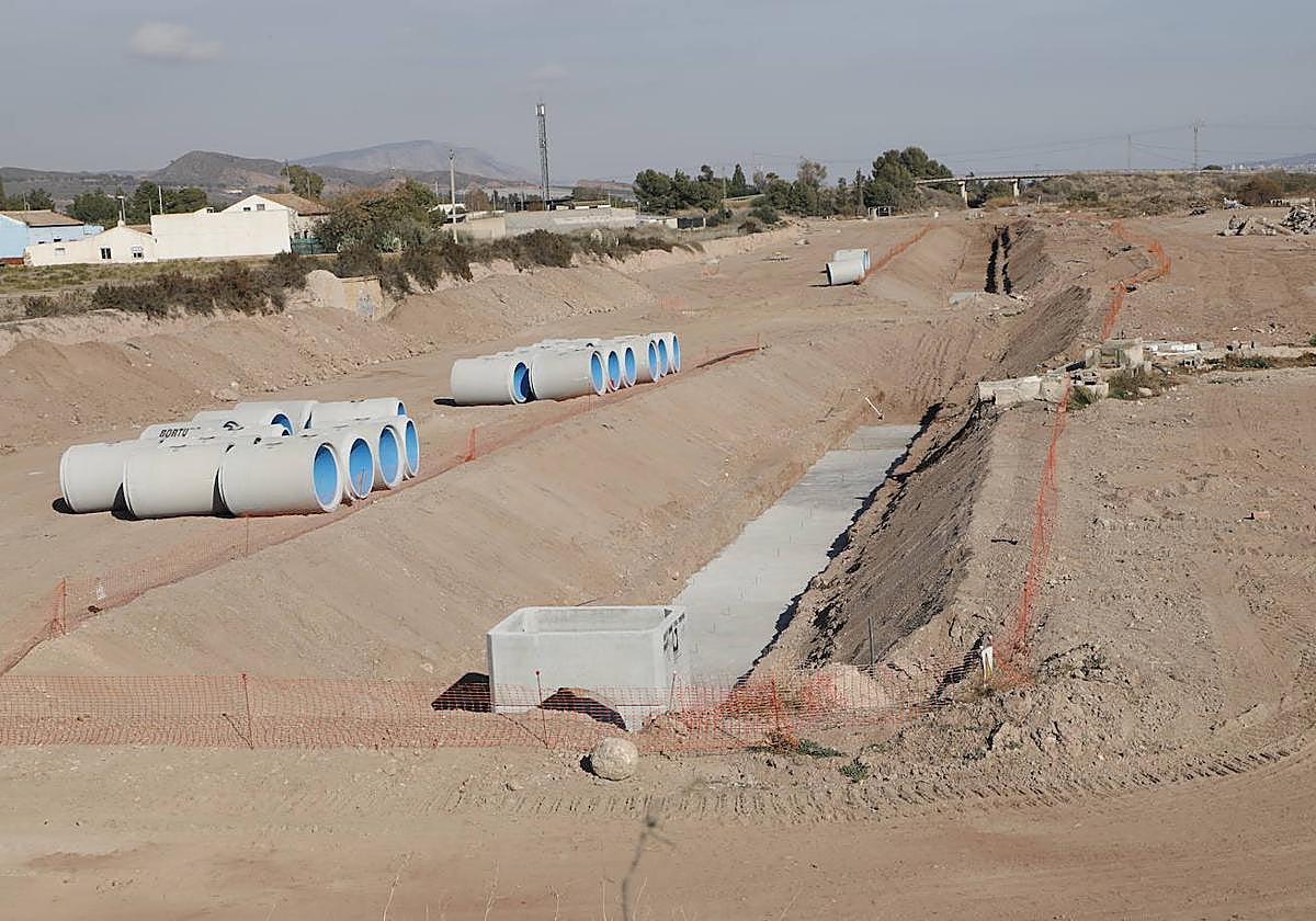 Aspecto de las obras de construcción de la línea de alta velocidad entre Murcia y Almería, a la altura de Totana, el jueves.