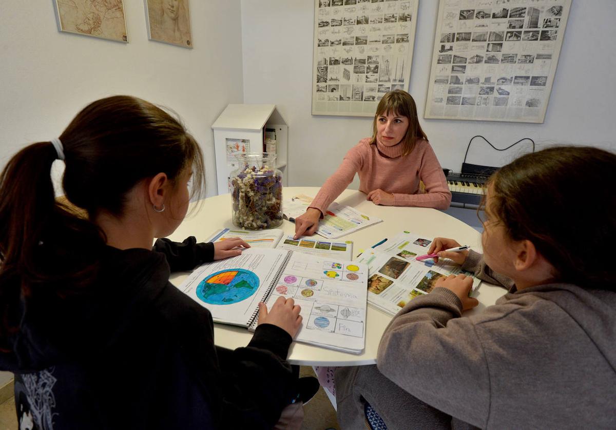 Ana Fiore, representante de Madres Solteras por Elección en la Región de Murcia, que espera el carné de familia monoparental, junto a sus hijas, el pasado jueves, en Murcia.