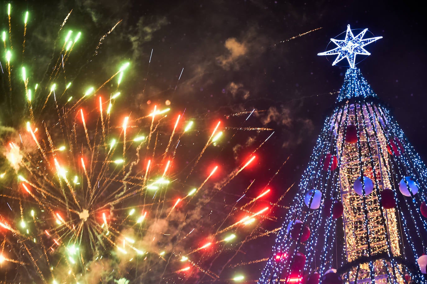 El espectáculo de encendido del gran árbol de Navidad de la plaza Circular de Murcia, en imágenes