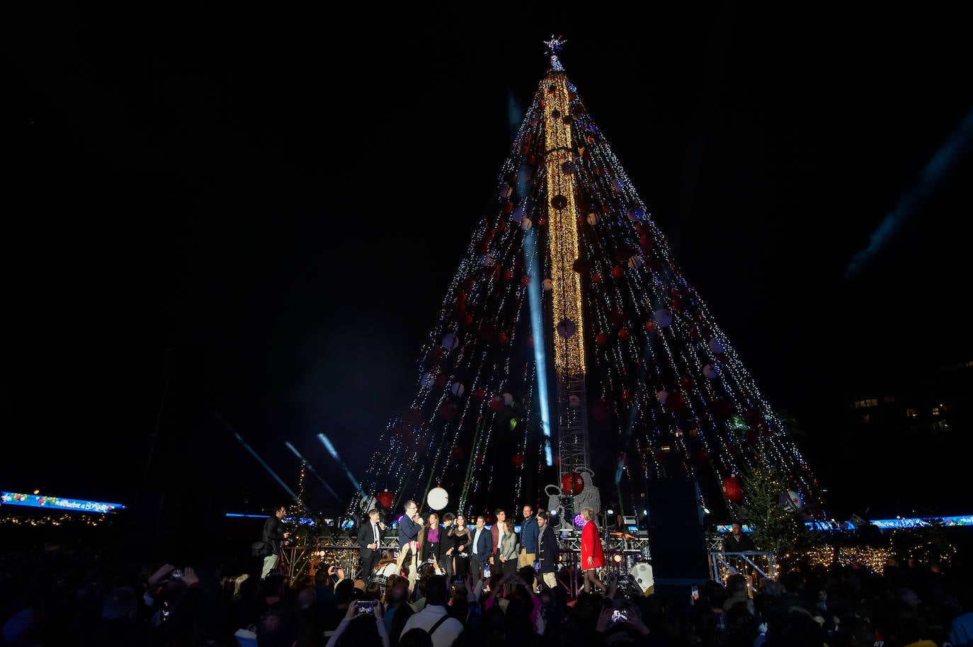 El espectáculo de encendido del gran árbol de Navidad de la plaza Circular de Murcia, en imágenes