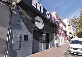 Acceso a la discoteca, este sábado, tras el tiroteo de esta pasada noche. En vídeo, el autor de los disparos.