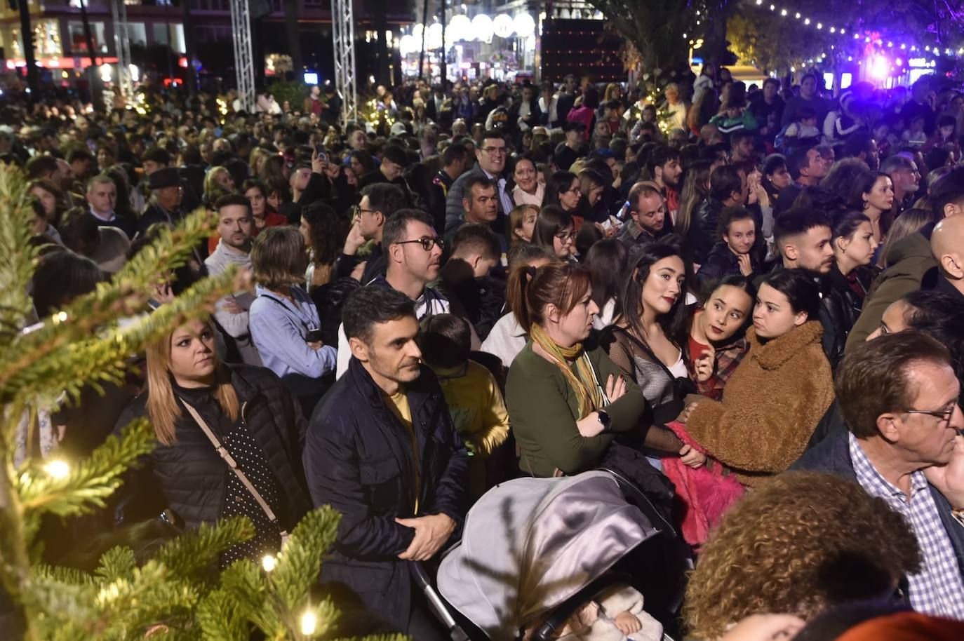 El espectáculo de encendido del gran árbol de Navidad de la plaza Circular de Murcia, en imágenes