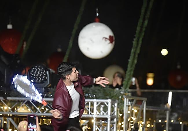Carlos Alcaraz golpea una pelota para dar inicio al espectáculo de luces y música.