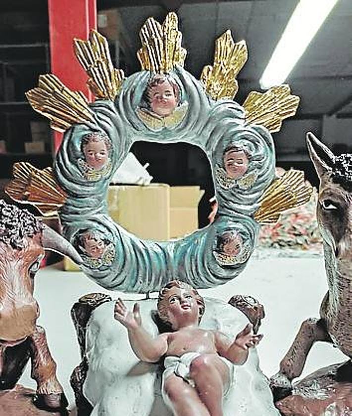 Imagen secundaria 2 - Tradición. Escena de un histórico Auto de Reyes representado en 1935. | Diminuto. El popular belén del «huevo frito», con la aureola que le da nombre.