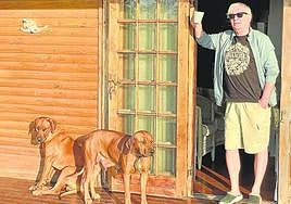 El artista Javier de Juan, con sus dos perros.
