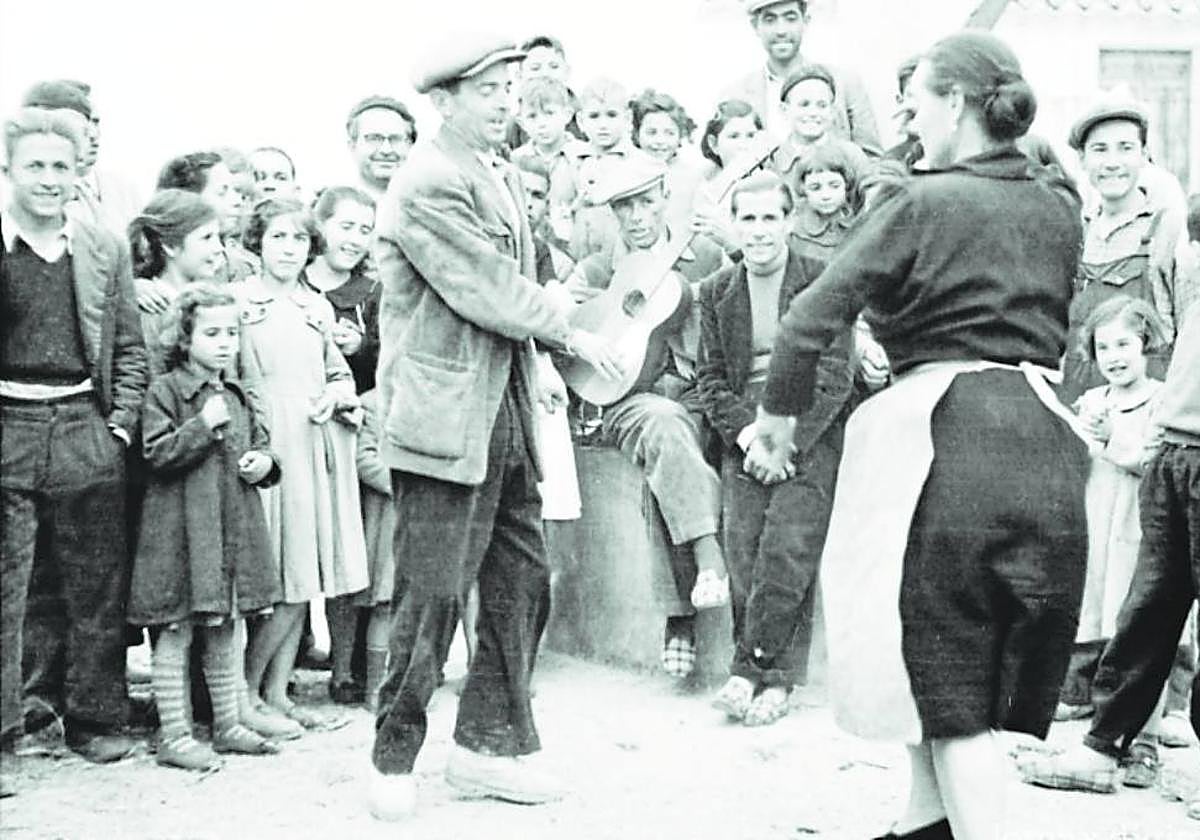 Para EE UU. El 15 de diciembre de 1952, el etnomusicólogo Alan Lomax visitó Sangonera la Verde para grabar sus tradicionales aguilandos. También registró varias fotografías de los lugareños bailando.
