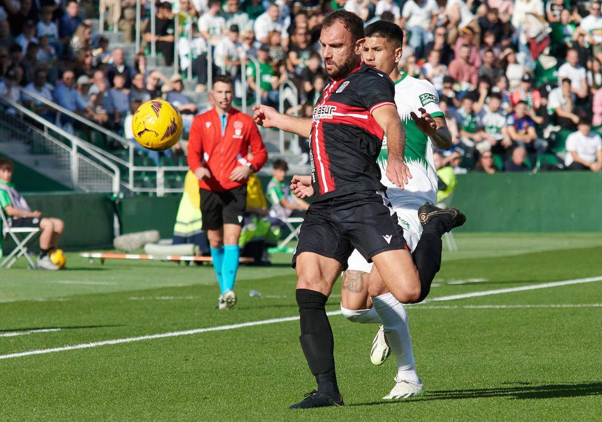 Gonzalo Verdú despeja el balón.