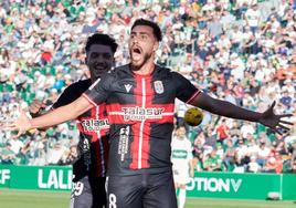 Luis Muñoz celebra con rabia el gol de la victoria frente al Elche.