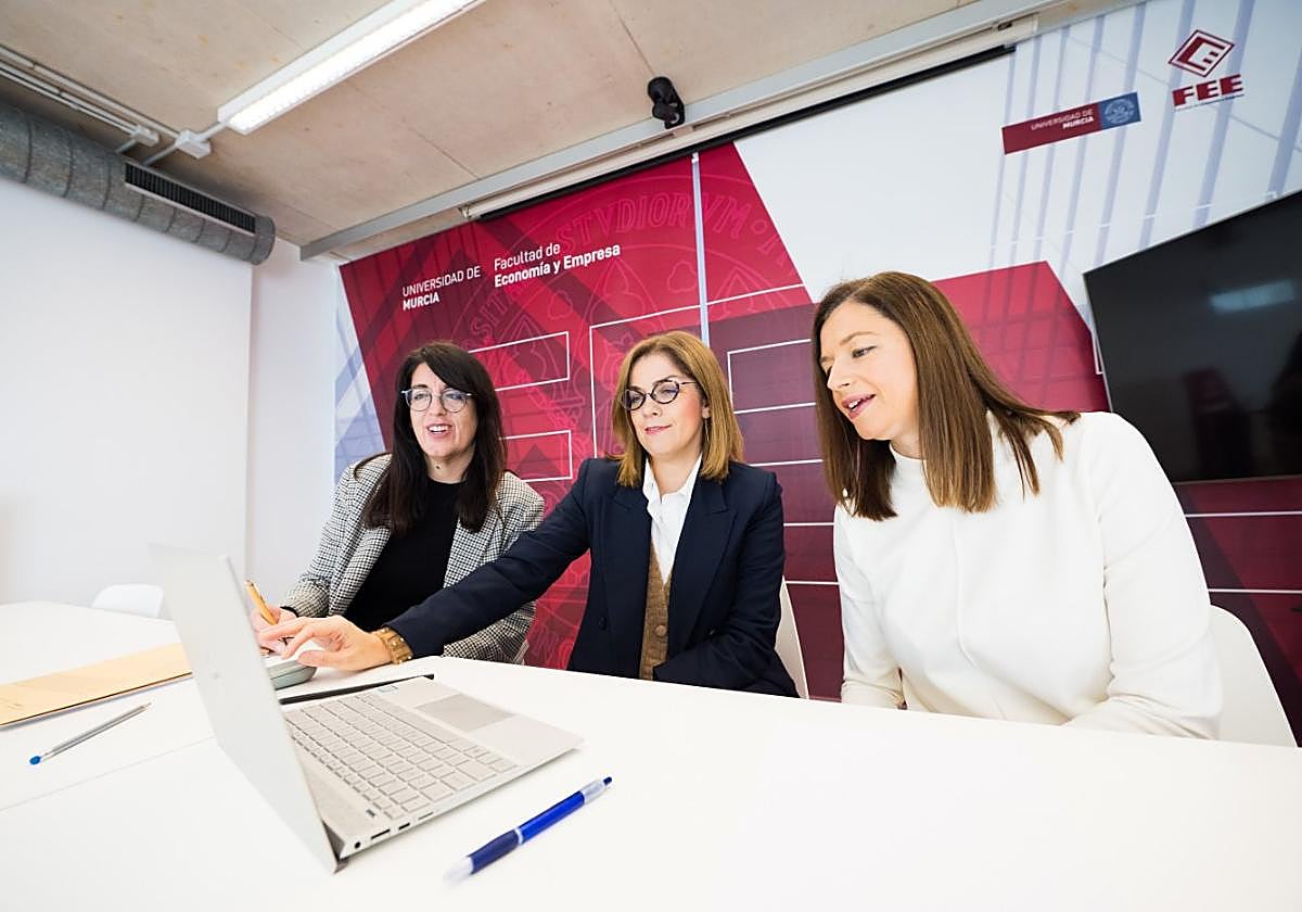 De izquierda a derecha, las investigadoras de la Universidad de Murcia (UMU) Manuela López, Mariola Palazón y María Sicilia.