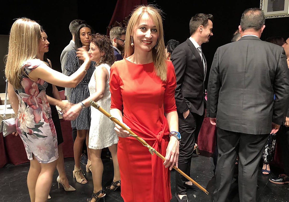 Mariola Guevara, con el bastón de mando de la alcaldía de Alhama de Murcia en 2019.
