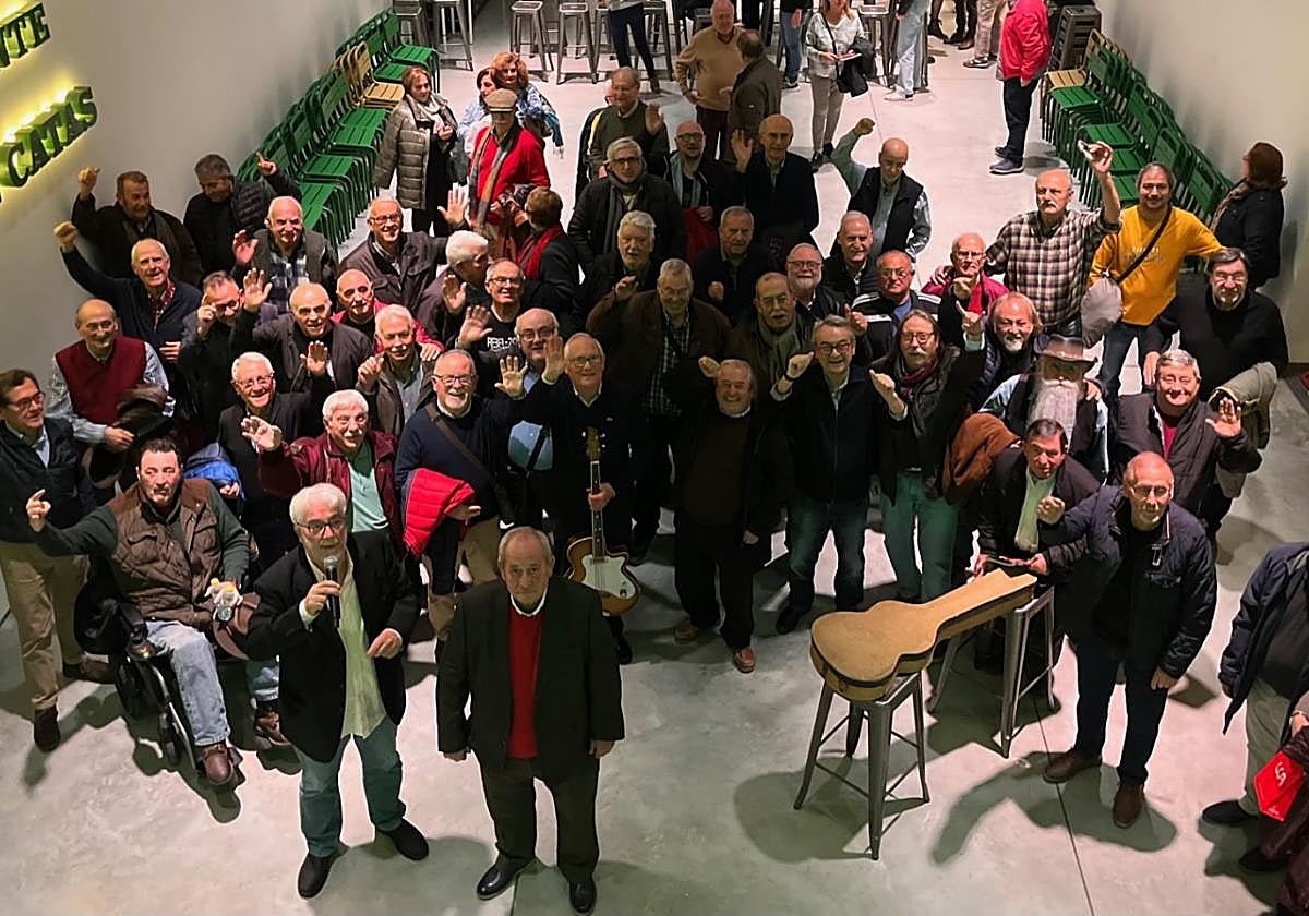Reunión de los músicos que coparon la escena musical rockera en la Región durante los años sesenta y setenta en la Sala de Catas de Estrella de Levante.