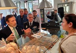 Francisco Jiménez, este martes, en la presentación de la campaña para prevenir robos en comercios de cara a la Navidad.