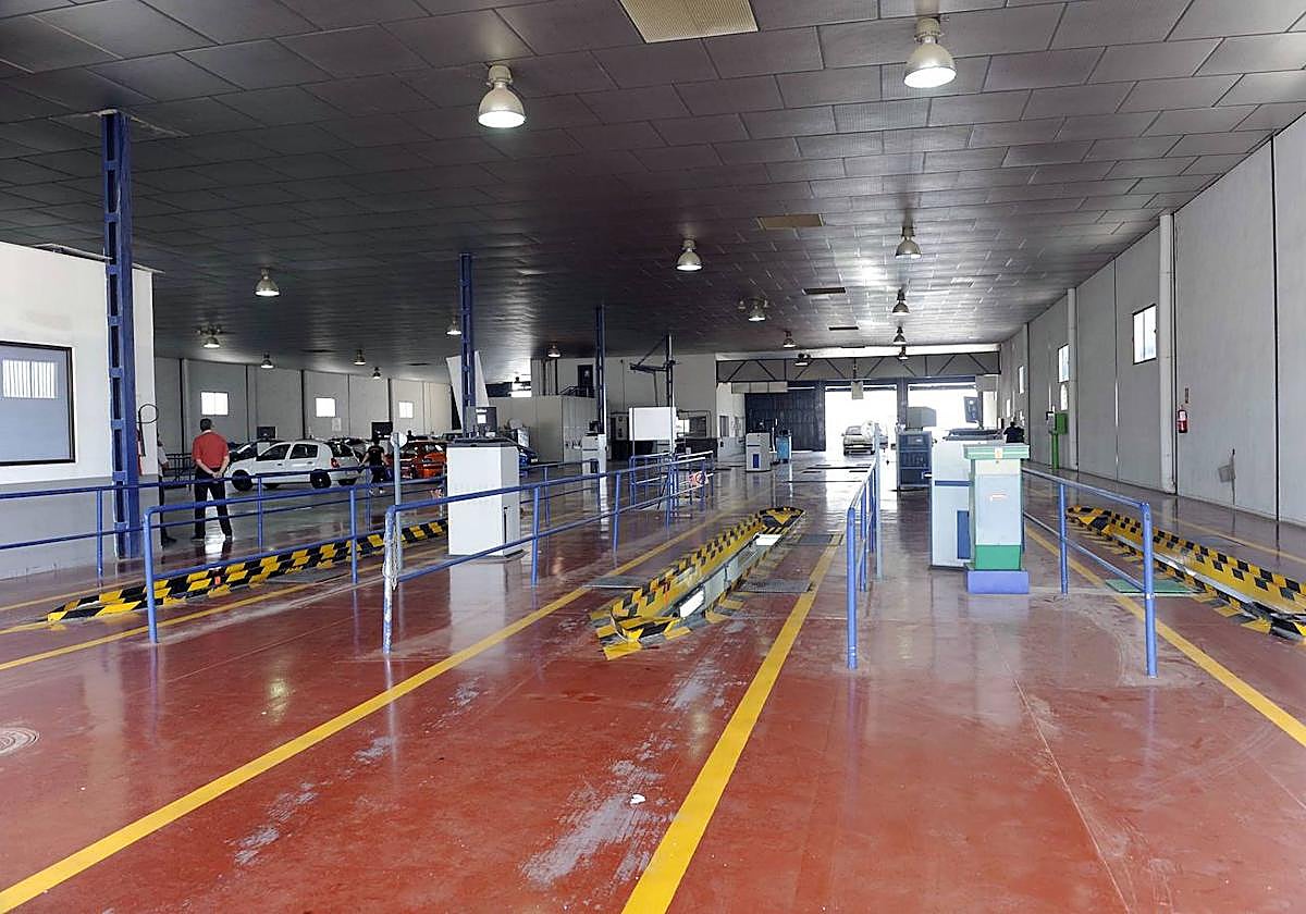 El interior de las instalaciones de la ITV, que cerrará sus puertas por falta de ingresos.