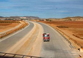 Trabajos en un tramo de la autovía entre Yecla y Caudete, la semana pasada.