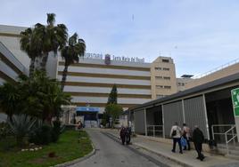 Varios ciudadanos entrando y saliendo de las instalaciones del Hospital Santa María del Rosell, en una fotografía de ayer.